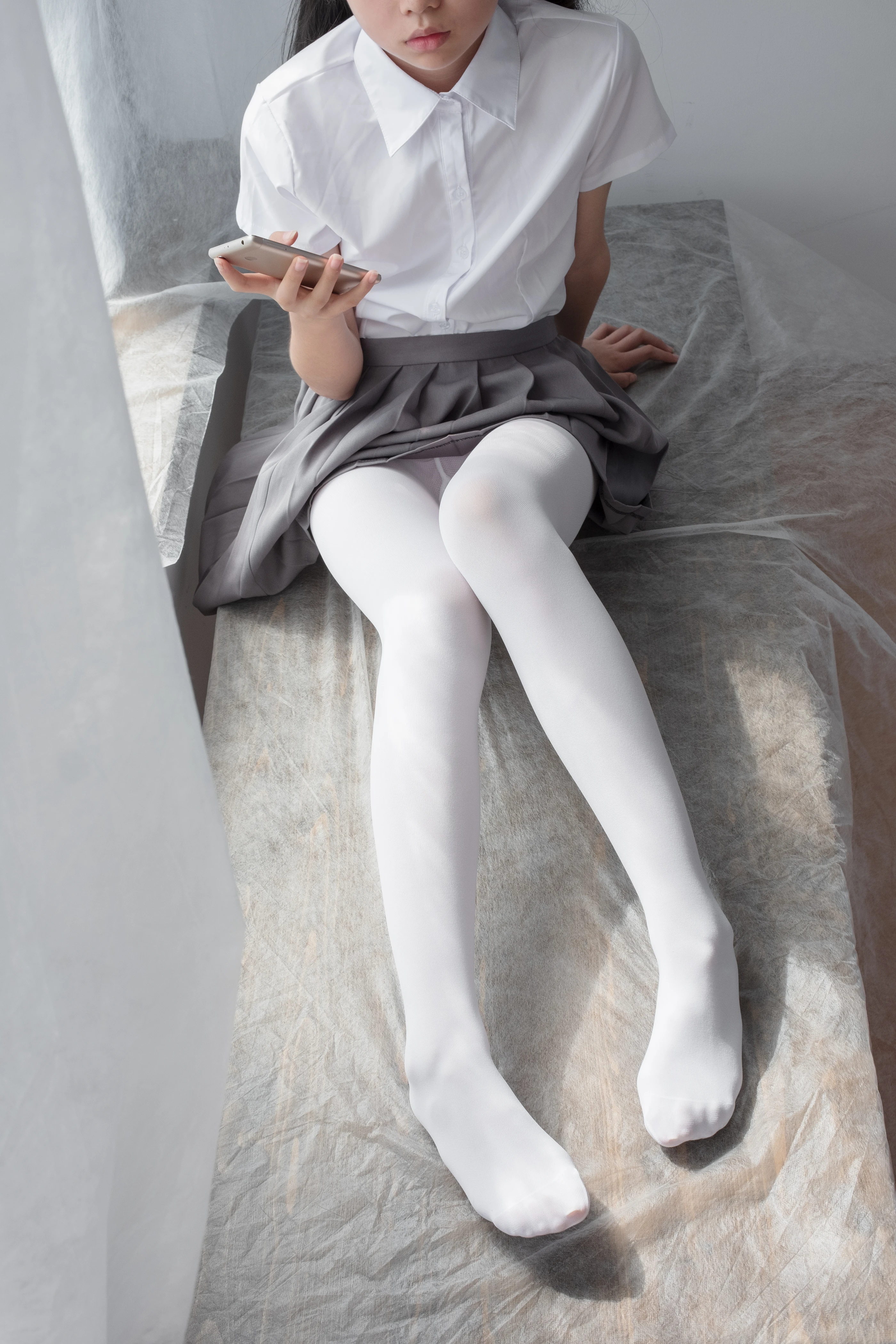 森萝财团 [BETA-029] 玩手机的白丝少女 [182P]插图3